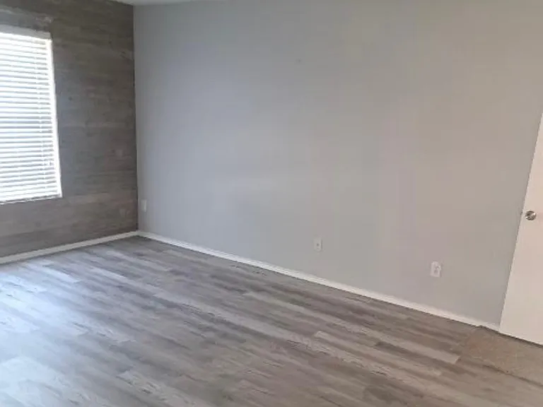 1692 Chesterwood Dr — Photo 3
