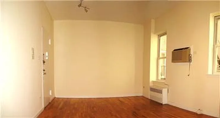 Rented by Siderow Residential Group | media 5