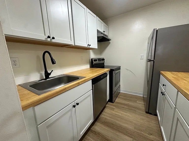 University Park Apartments near Cornell University — Photo 566