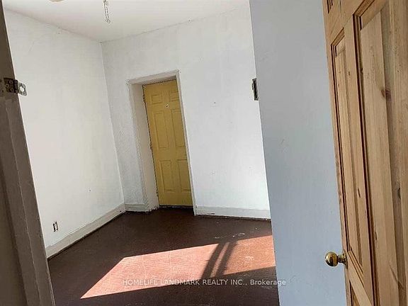 3rd image of 92 King St W