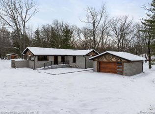 582 Eagles Nest Rd, Indian River, MI 49749