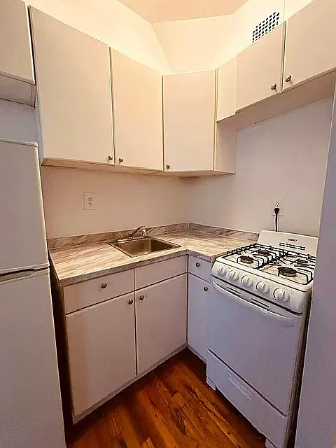 426 West 48th Street — Photo 2