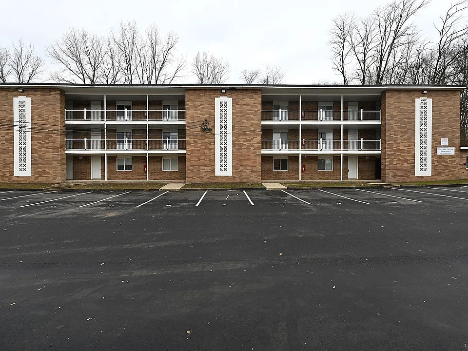227 Hillside Cir