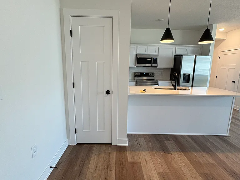 220 NW Waverly Dr #1 — Photo 6
