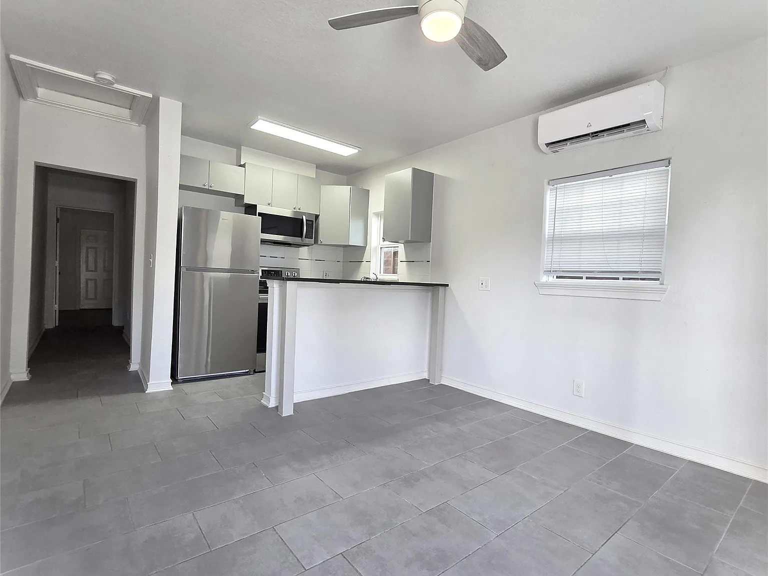 1 bed, 1.5 bath, 1100 sqft, $1,140 — Photo 3