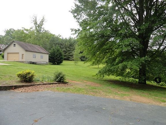 4th image of 940 Hibriten Dr SE
