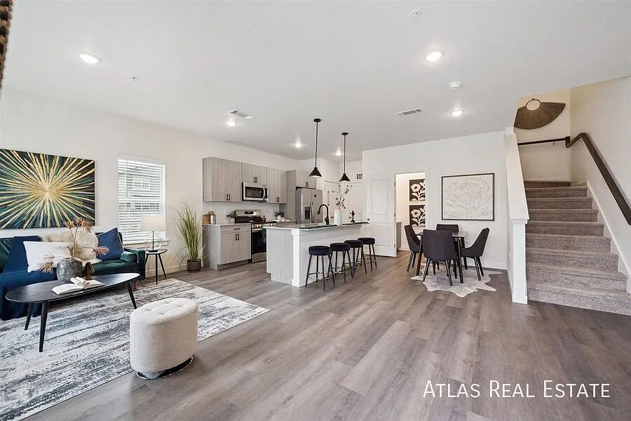 Free Rent! 8 Weeks Free On 3 Bedrooms, Move In Now! Deposits Only $1,000 — Photo 2