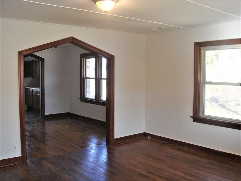 989 E Mount Vernon St — Photo 2