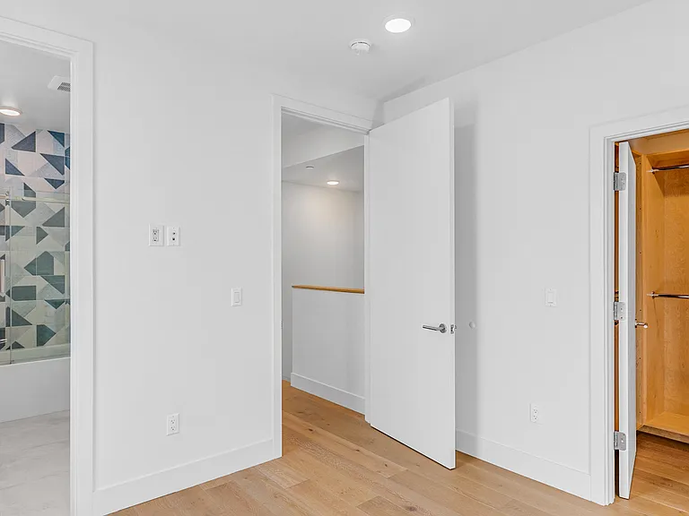 2000 N Beachwood Dr #101 — Photo 17