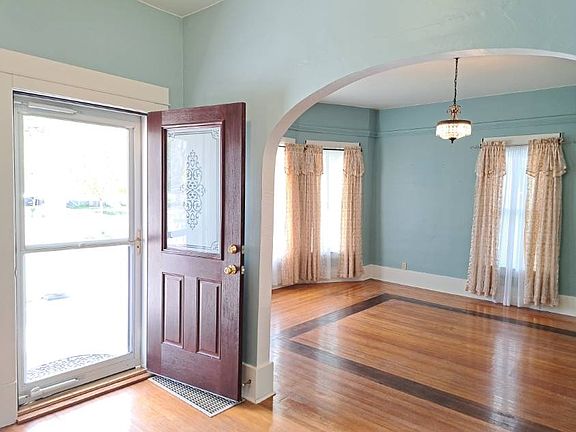 3rd image of 627 King St