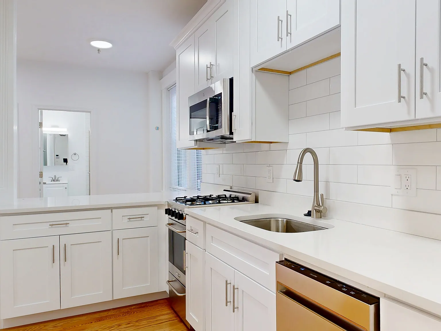 2 bed, 790 sqft, $3,900 — Photo 3