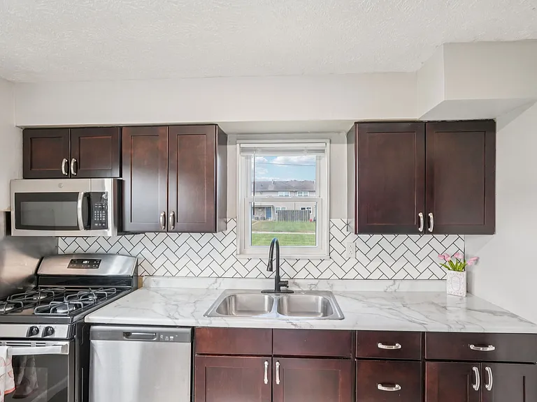 Columbus Crossing Townhomes — Photo 14