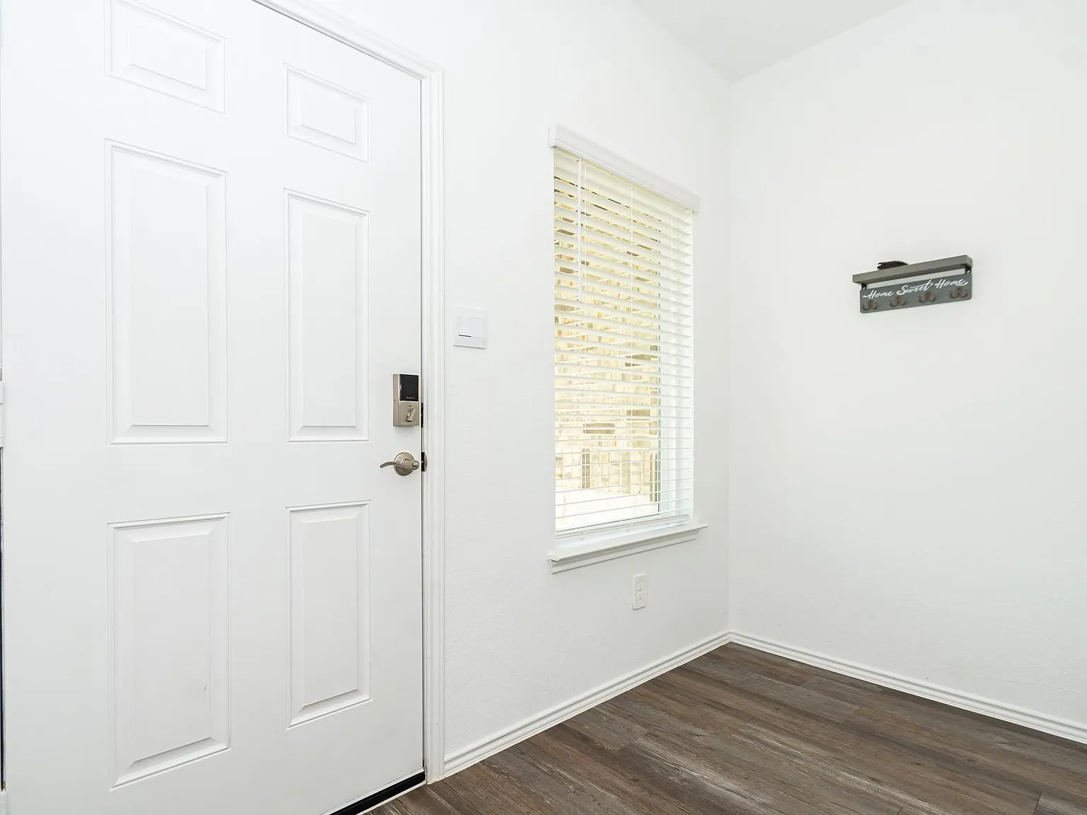 3 bed, 2.5 bath, 1895 sqft, $2,200 — Photo 4