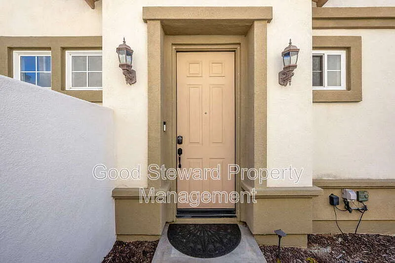 4 bed, 2.5 bath, 1817 sqft, $4,600 — Photo 4