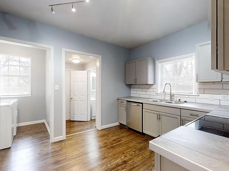 1133 N Keystone Ave — Photo 3