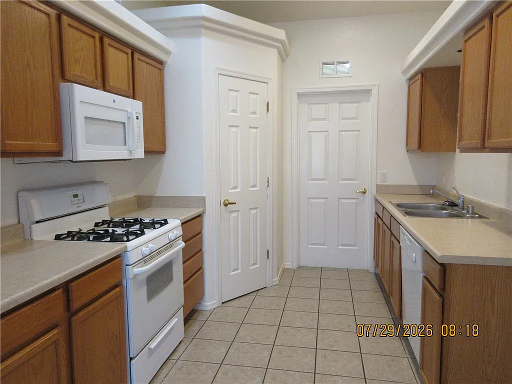 3 bed, 2.0 bath, 1326 sqft, $1,375 — Photo 4