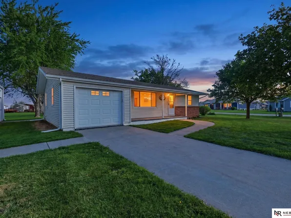 104 1st St, Murdock, NE 68407