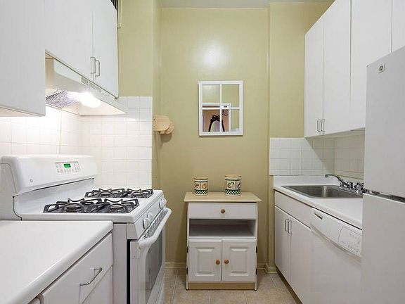3rd image of 525 E 82nd St APT 1D