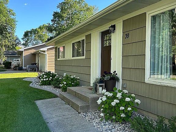 3rd image of 39 Sunset Ln
