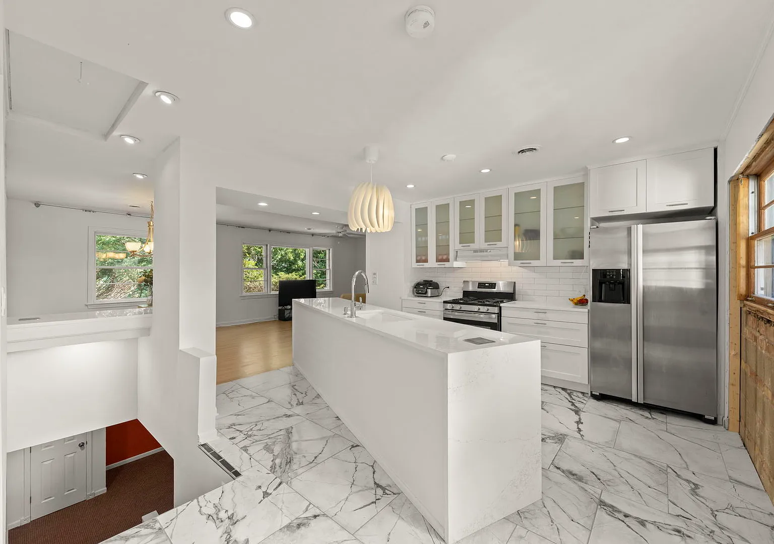 4 bed, 2.5 bath, 2544 sqft, $4,500 — Photo 2