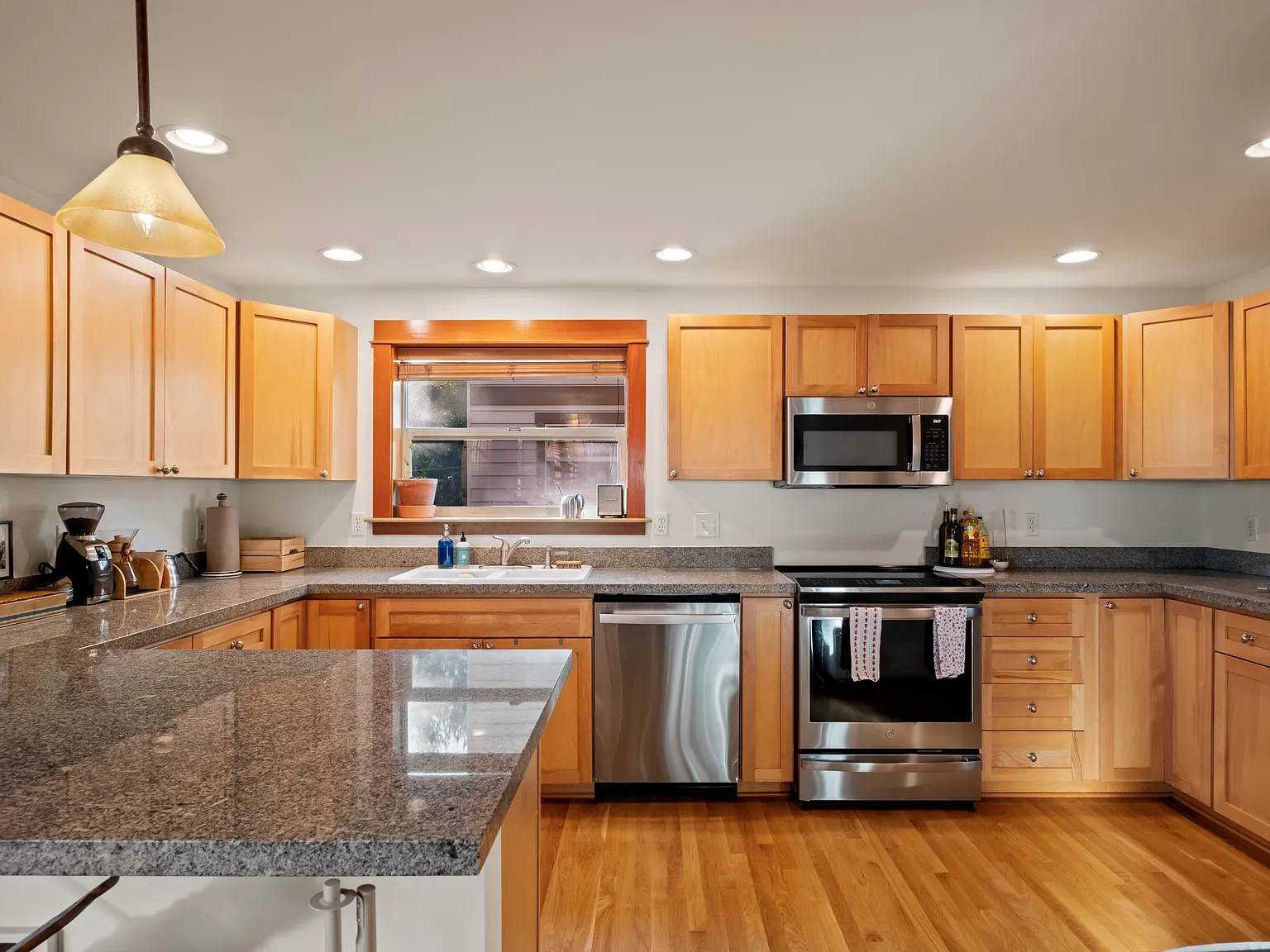 3 bed, 3.5 bath, 1610 sqft, $4,200 — Photo 3