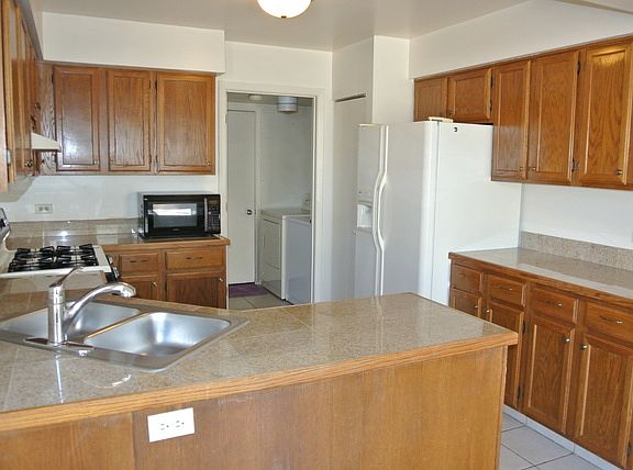 4th image of 914 Sturnbridge Ct