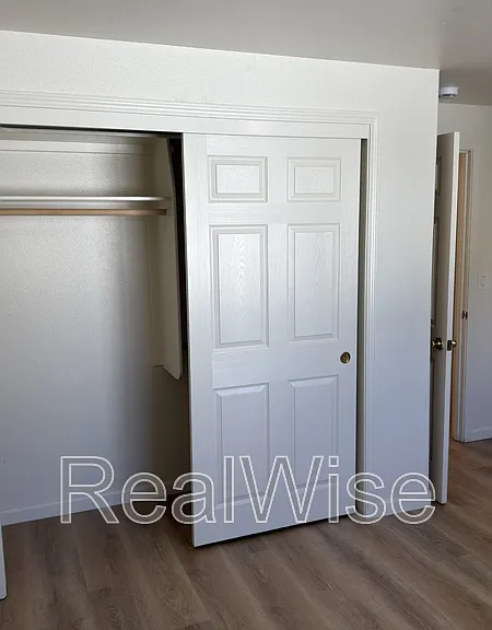 241 NE School St — Photo 29