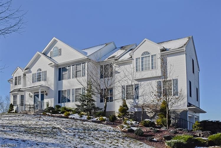 1st image of 9 Oak Hollow Ln