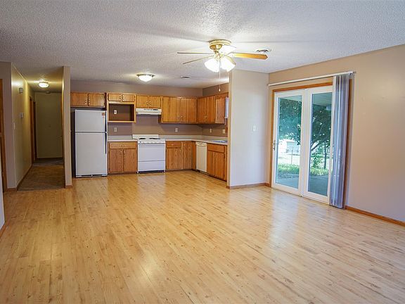 2nd image of 325 Clydesdale Cir