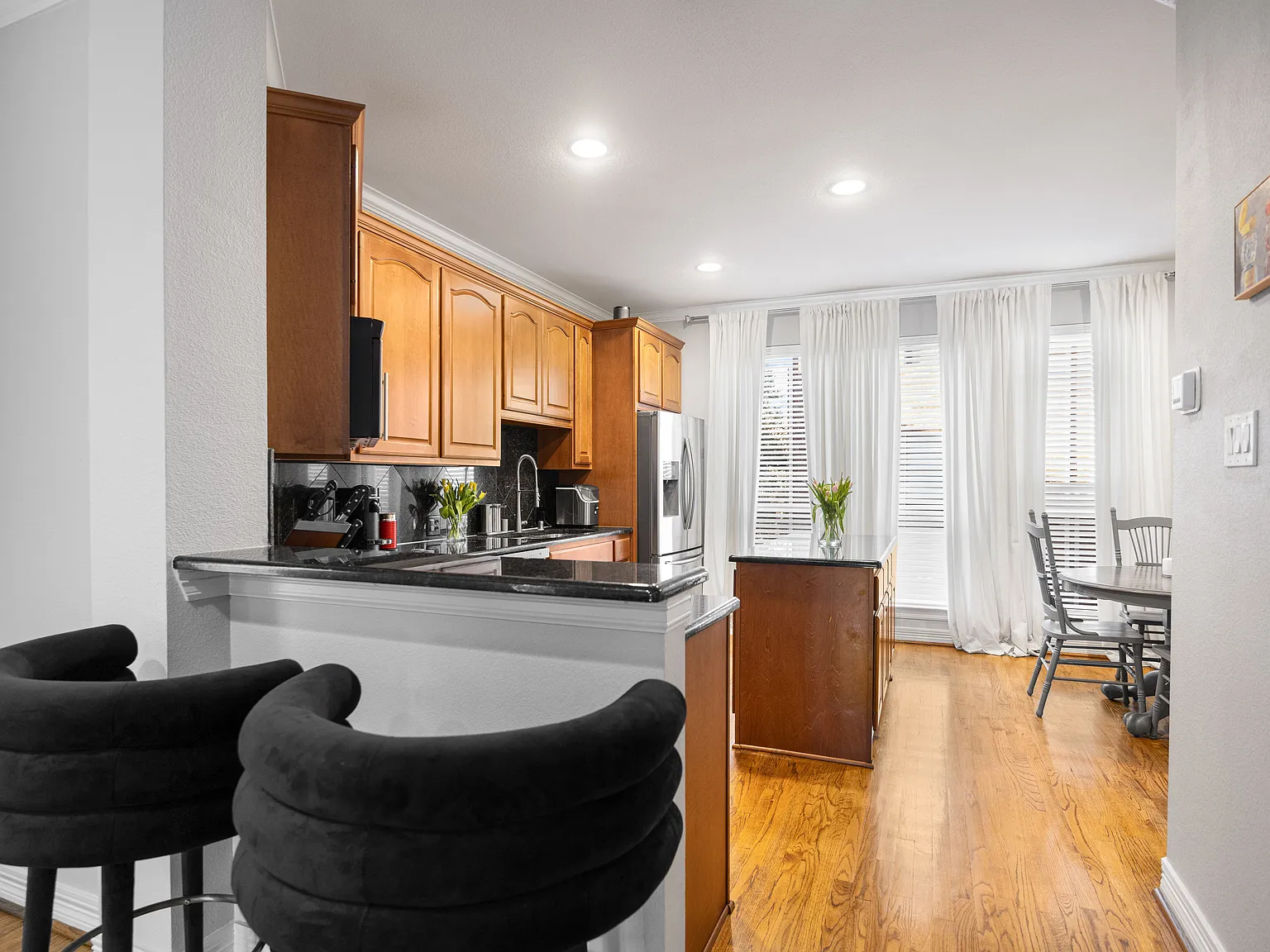 3 bed, 3.5 bath, 2407 sqft, $3,950 — Photo 2