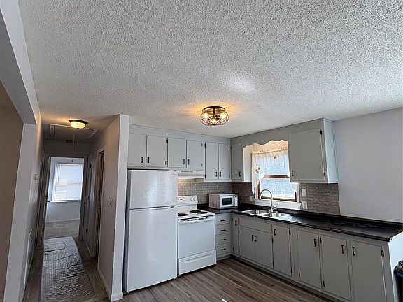 3rd image of 498 Dover Rd