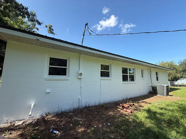 1092 NW Ashley St — Photo 14