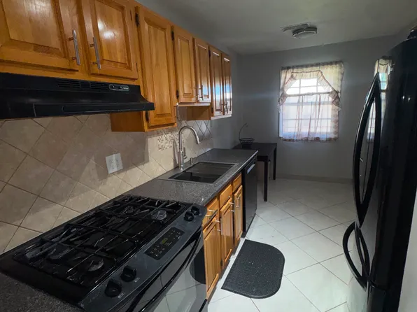 50 Greenhouse Rd, Bridgeport, CT