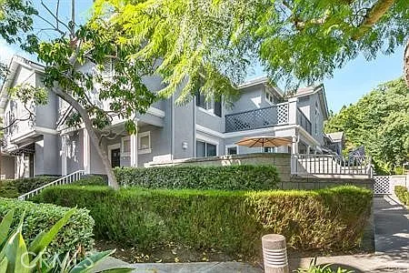 3 bed, 2.5 bath, 1348 sqft, $3,950 — Photo 3