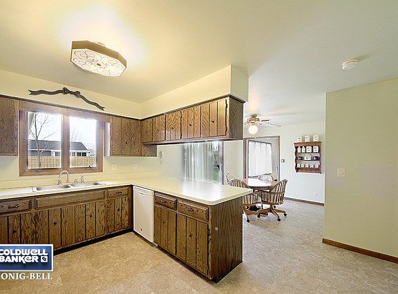 3rd image of 155 W Des Plaines St