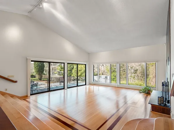 16 Wadsworth Ln, Dartmouth, MA 02748