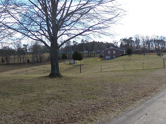 4th image of 240 Keatts Ln
