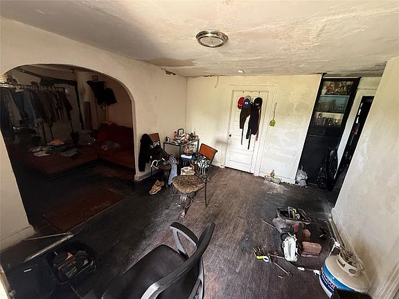 3rd image of 619 W Clarke St