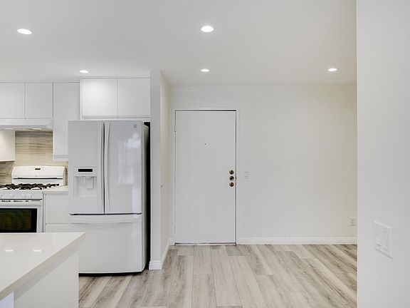 3rd image of 330 N Jackson St APT 208