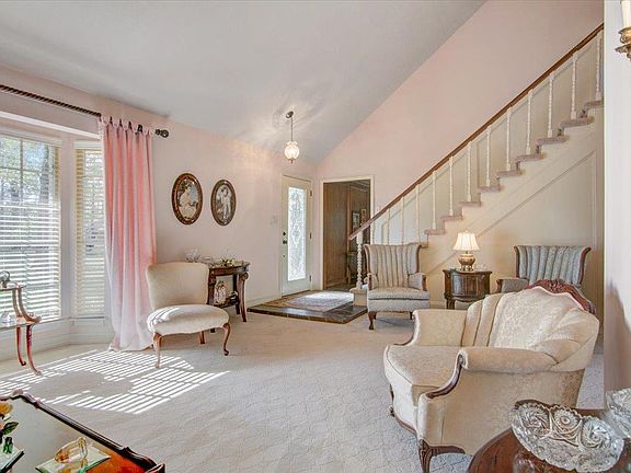 5th image of 330 Pinehurst Dr