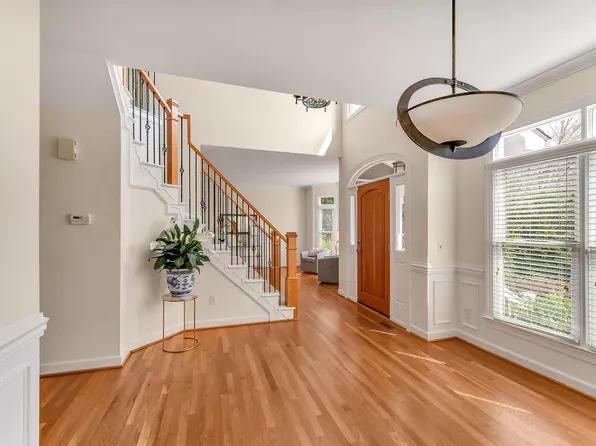 109 N Crabtree Knl, Chapel Hill, NC 27514