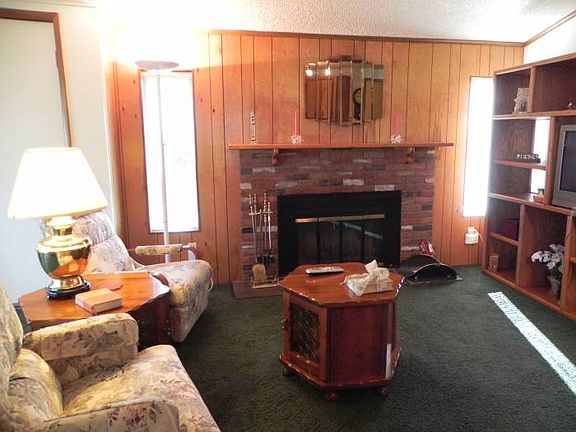 Family Room w/Fireplace