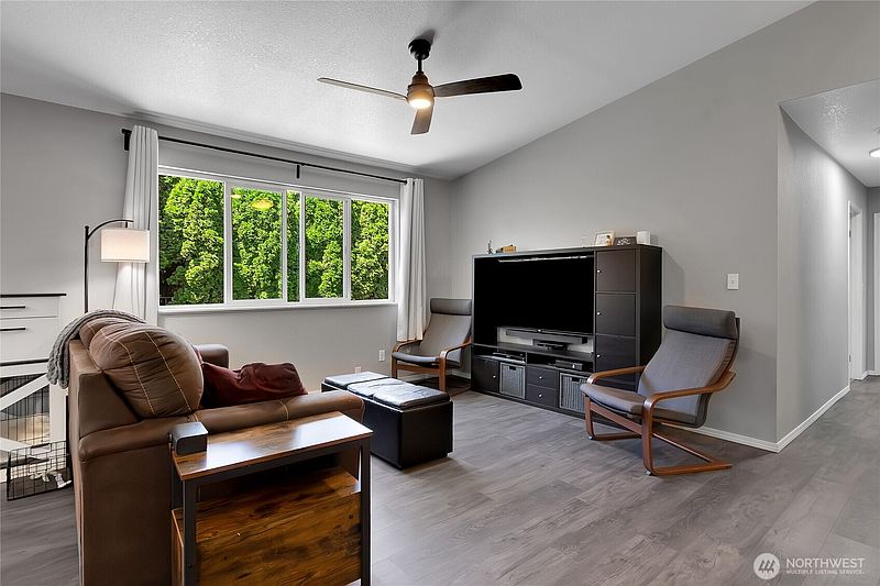5th image of 128 Glacier Avenue S