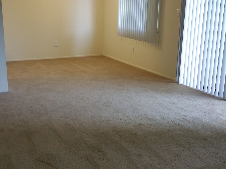 SPACIOUS LIVING/DINING AREA