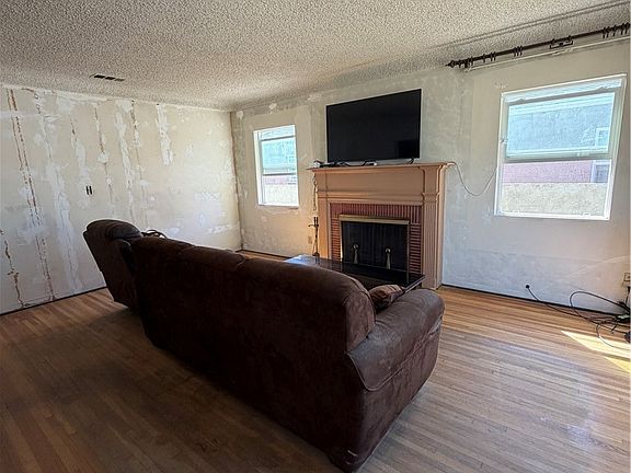 4th image of 2105 Easton St