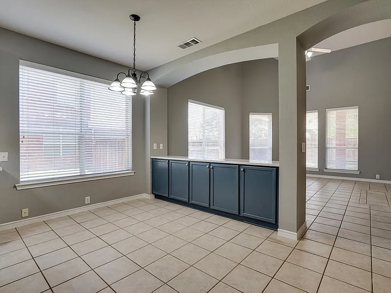 7657 Ravenhill Dr — Photo 11