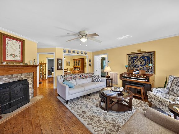 2nd image of 2403 N Pointe Cove Cir