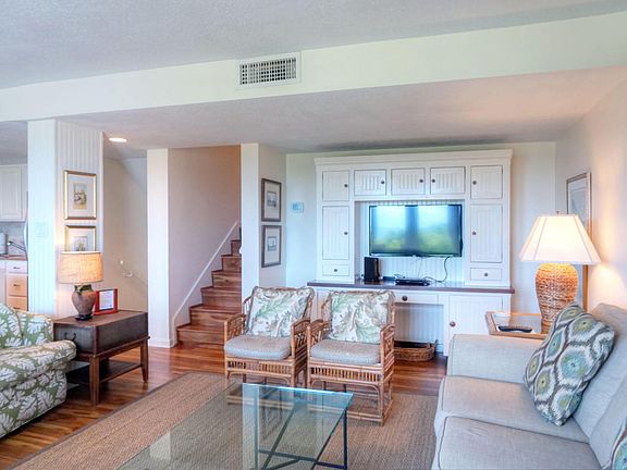 5th image of 1011 Captains Court Dr