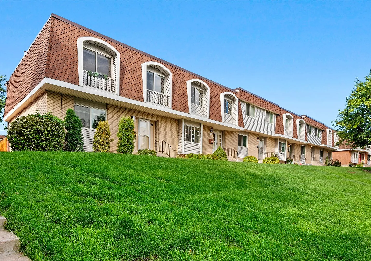 Spacious 4 Bedroom 3 Bath Townhouse in Lakewood! — Photo 1