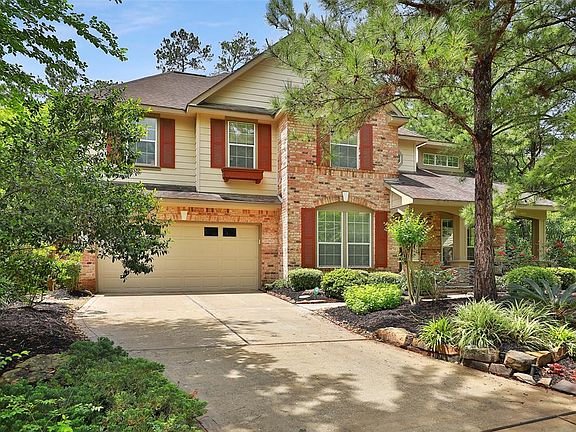 Very pretty cul-de-sac location!